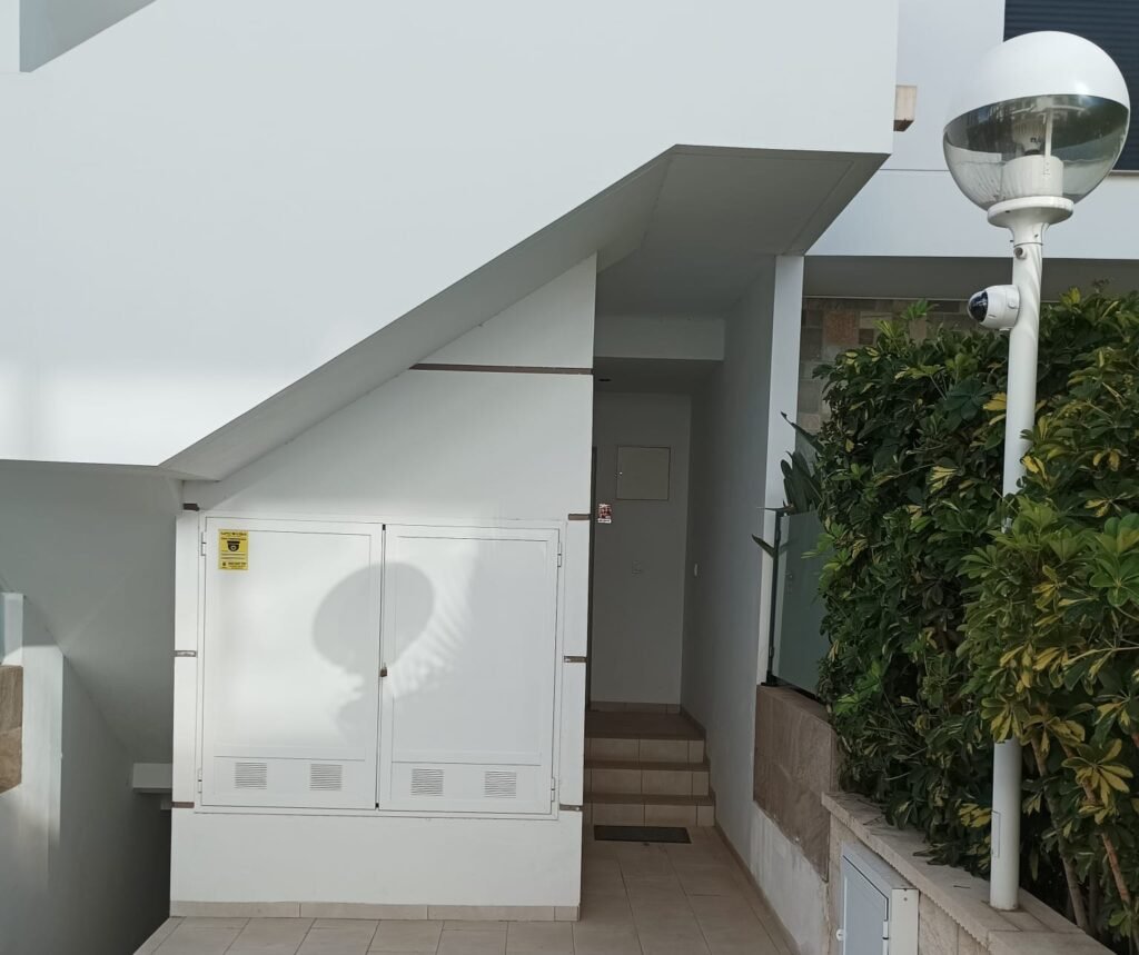 Cámara de videovigilancia instalada en comunidad de vecinos en zona exterior
