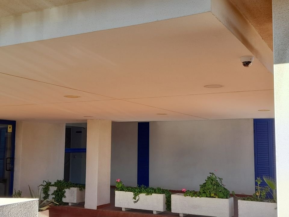 Cámara de videovigilancia instalada en cancela exterior de comunidad de propietarios