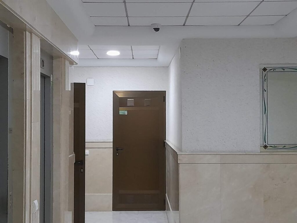 Cámara de videovigilancia instalada en comunidad de vecinos