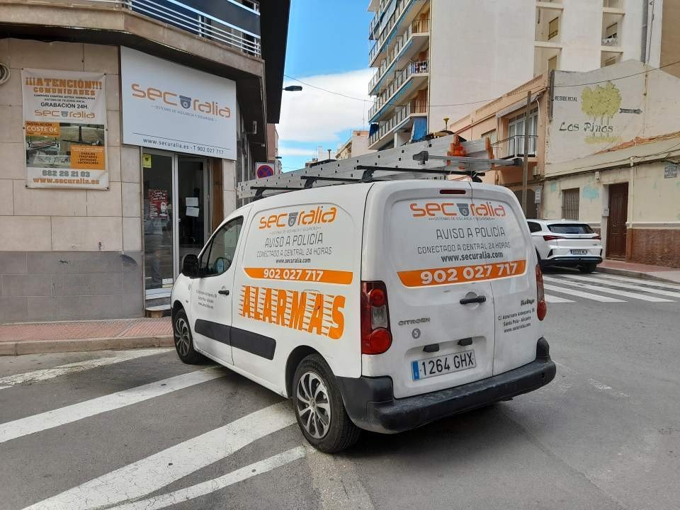 Furgoneta de la empresa Securalia
