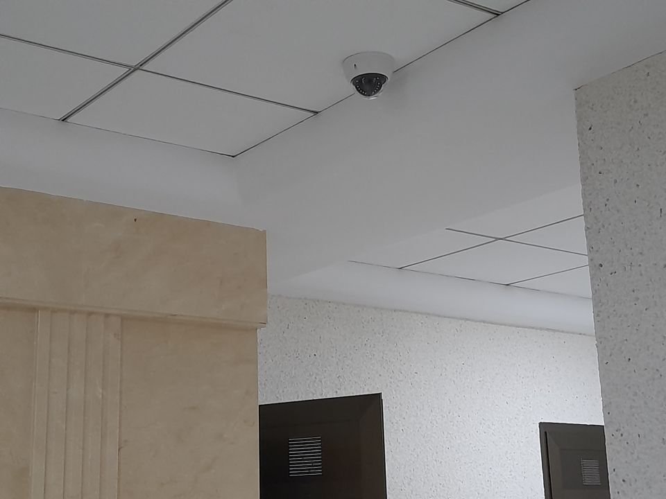 Cámara mini domo instalada en comunidad de vecinos