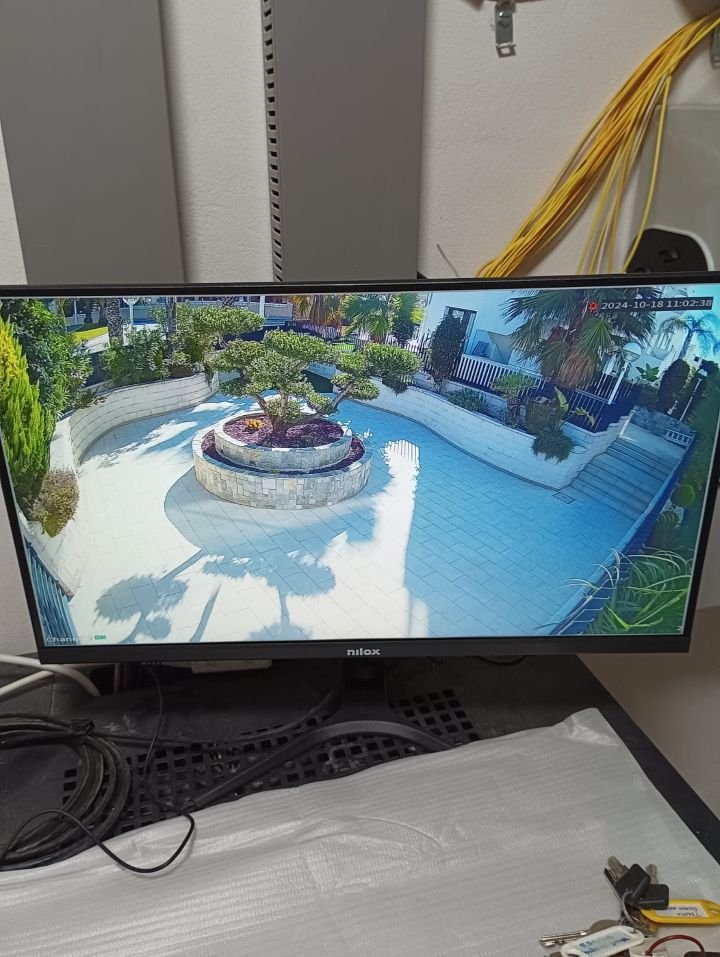 Cámara de videovigilancia en jardines de comunidad de propietarios