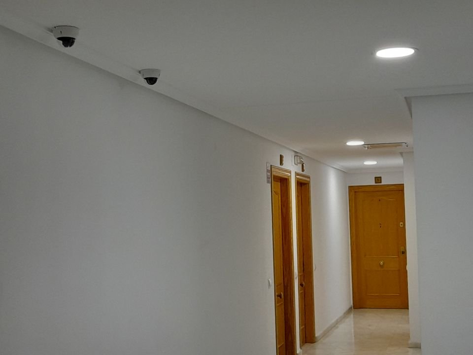 Cámaras de videovigilancia instaladas en pasillo de edificio