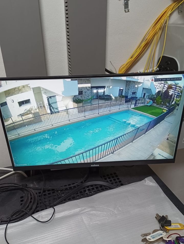 Cámara de videovigilancia en piscina de comunidad de propietarios