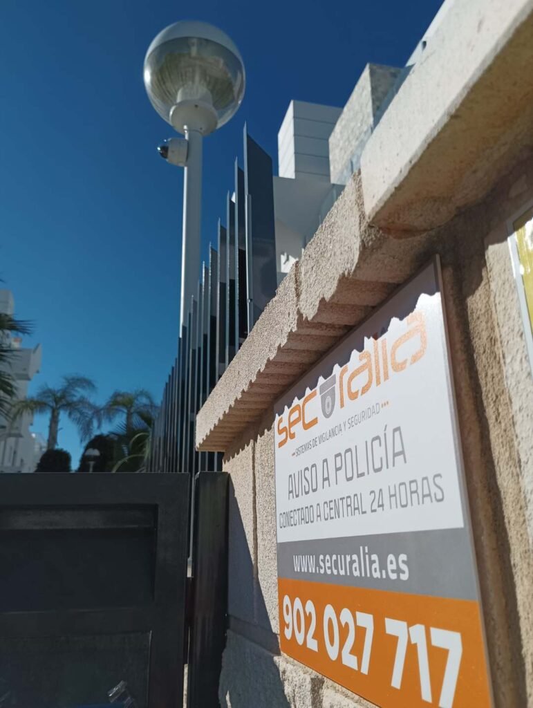 Cámara de seguridad instalada en comunidad de vecinos
