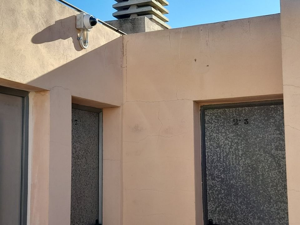 Cámara de videovigilancia instalada en terraza de comunidad de propietarios
