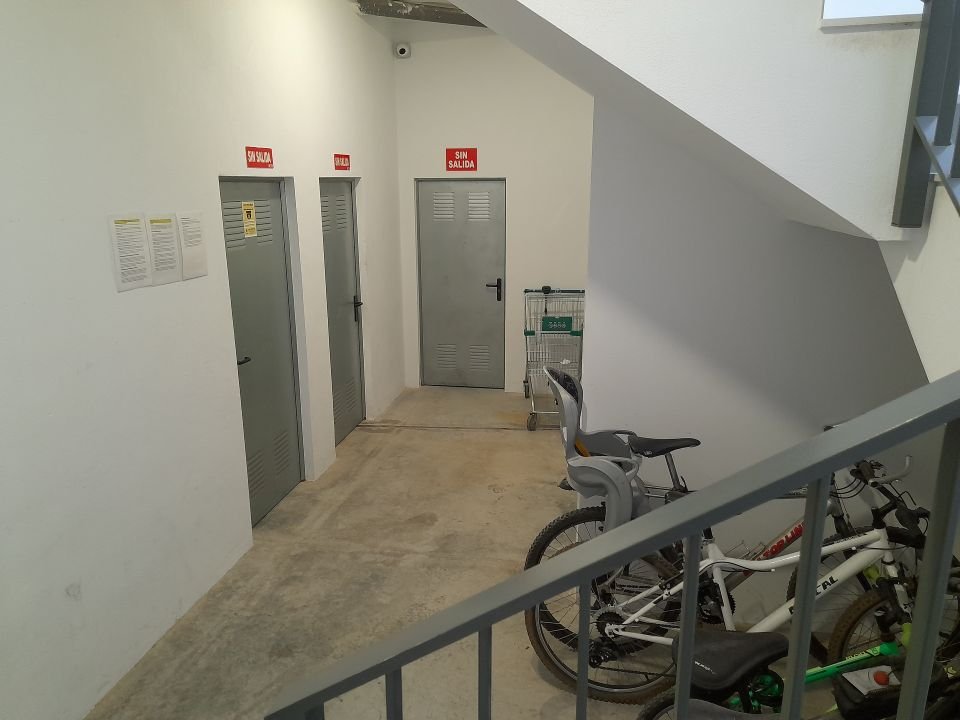 Cámara de videovigilancia instalada para proteger trasteros en comunidad de vecinos